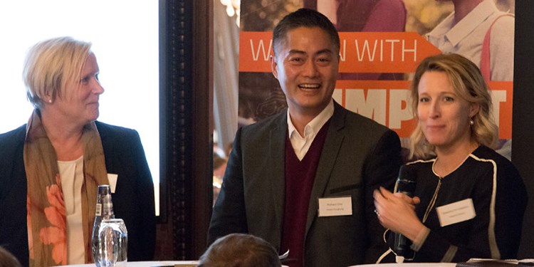 Rickard Chiu från Invest Hong Kong gav direkta råd om värdefulla kontakter som företag kan ta som vill etablera sig i Hong Kong-området. Här tillsammans med Åsa Fällman, näringslivsutvecklare Umeå kommun, och Susanne W Lindström, projektledare internationella affärer på Cleaner Growth.