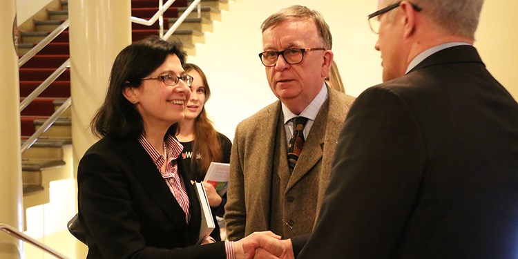 Sarah Price, Storbritanniens ambassadör i Finland, och Stephen Fox, tidigare diplomat från Skottland och idag vd för Panliska LTD
