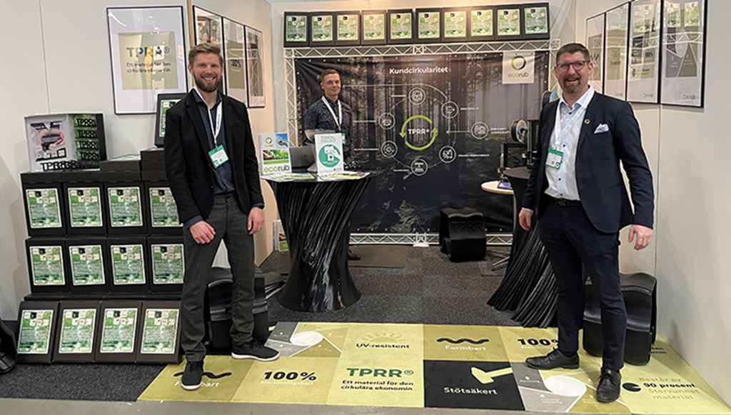 Here are the persons that exhibited at the Nordic Plastic Technology Fair. From left, Mattias Karlsson Material Developer, Jonatan Lind, Finance Manager and Isac Andersson, CEO. The furniture in the stand is 3D-printed in Ecorub's material TPRR® and one hundred percent recycled. "It was really a fun thing to show how versatile our material is, and we actually got a couple of customer orders for furniture," says Isac.