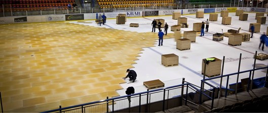 Isen i en hockeyrink täcks med isolerat arenagolv